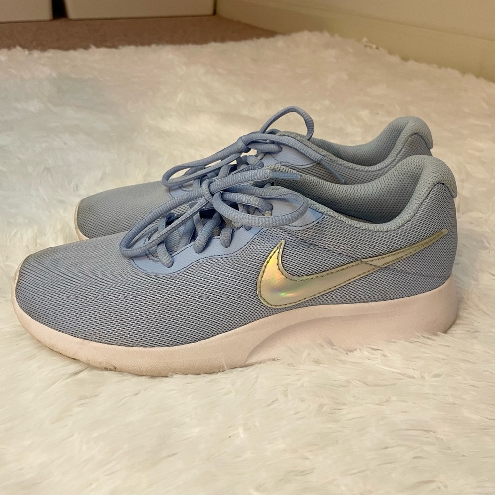Nike Women’s periwinkle holographic tennis shoes